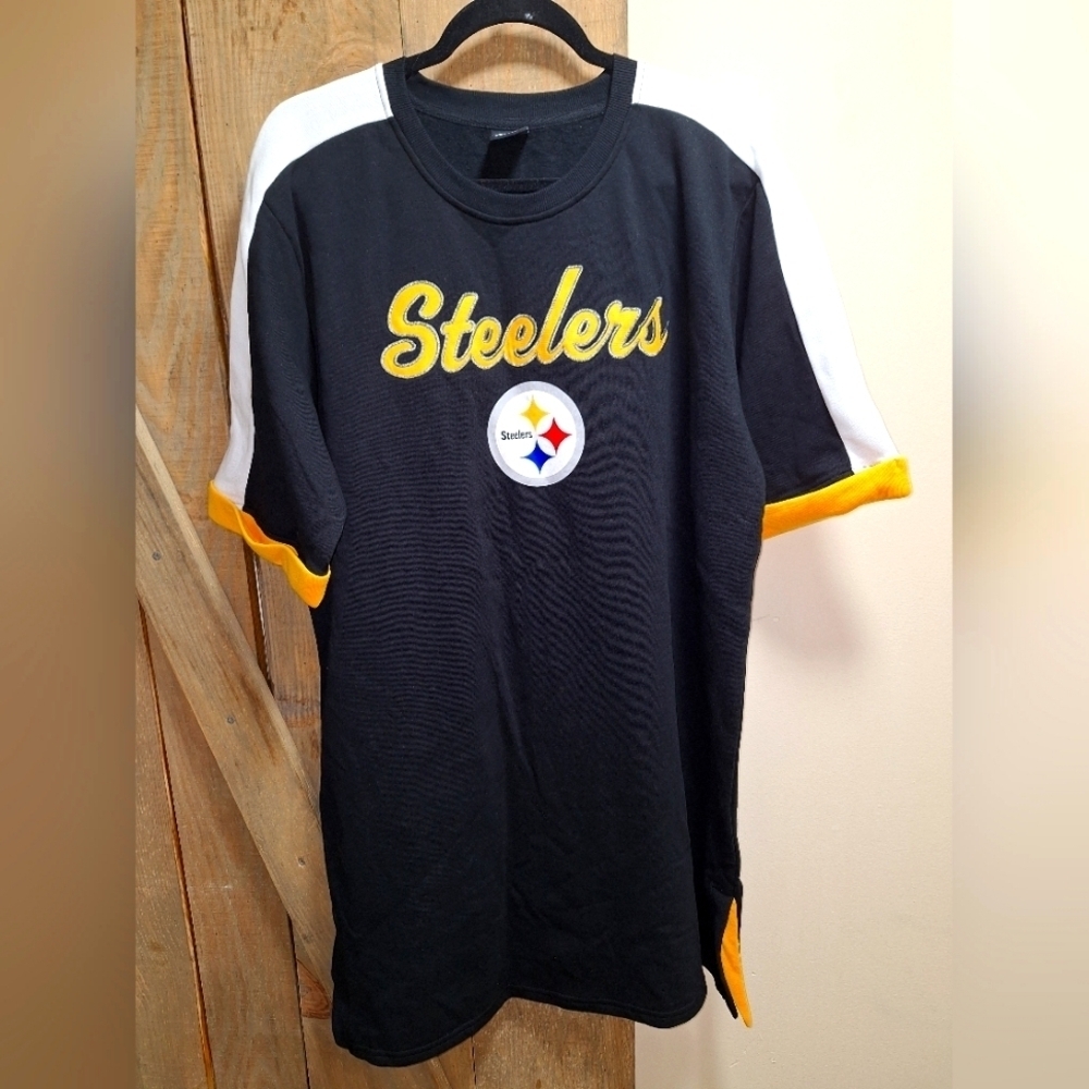 A GIII 4 Her official NFL Pittsburgh Steelers ladies t-shirt in a size XL. NWT